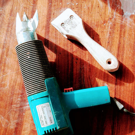 Jak usunąć lakier z mebli na wysoki połysk - narzędzia